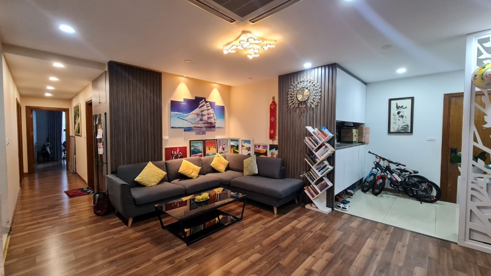 Gia đình cần cho thuê căn hộ Goldmark City 136 Hồ Tùng Mậu 115m 3PN 2WC full nội thất 18tr/tháng. LH: 0944076068